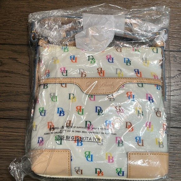 Brand new still in bag Dooney & Bourke letter carrier bag - Picture 2 of 2